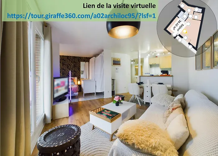 L\'Aigle Royal De Paris, Gare, Parking Et Terrasse
