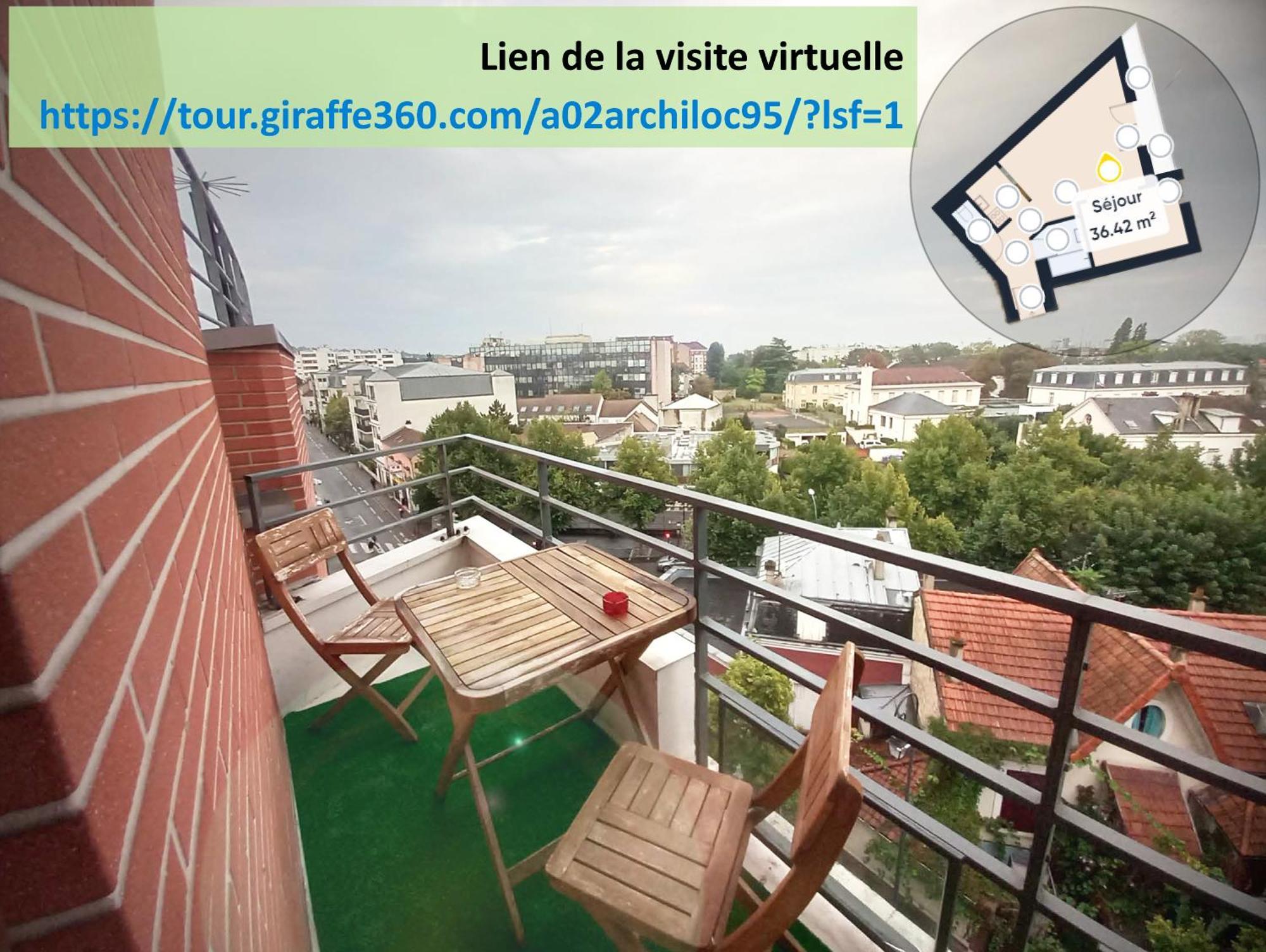 L'aigle Royal De Paris, Gare, Parking Et Terrasse *